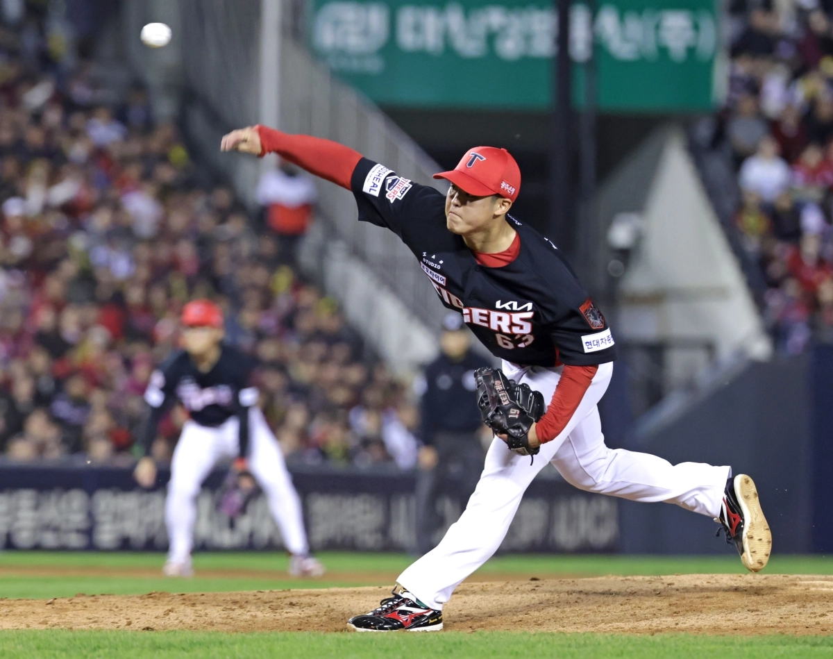 20일 서울 잠실야구장에서 열린 KBO 프로야구 포스트시즌 준플레이오프 3차전 KIA 타이거즈와 LG 트윈스의 경기. 5회말 KIA 선발 투수 시라카와가 역투하고 있다. 2026.10.20        연합뉴스