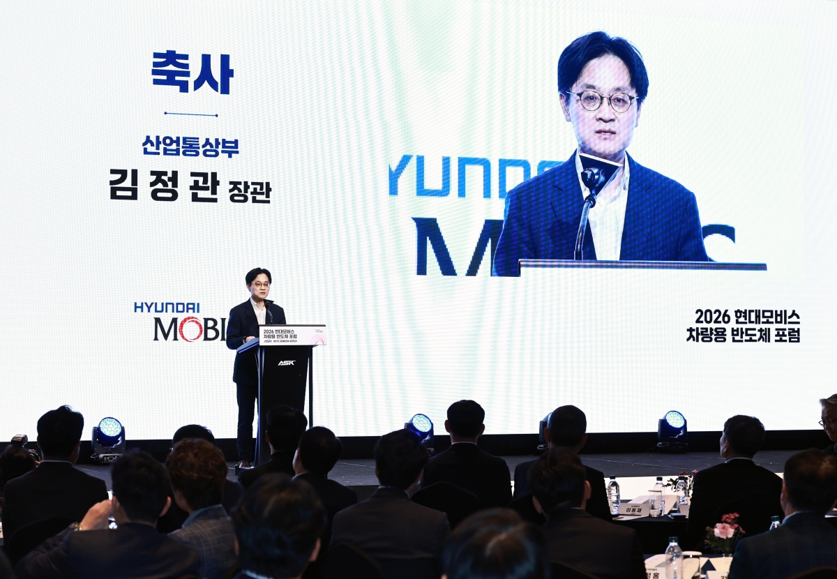김정관 산업통상부 장관이 21일 경기 성남 판교에서 열린 ‘2026 차량용 반도체 포럼’ 특별세션에서 “차량용 반도체 등 비메모리 분야에 대한 더 촘촘한 지원 방안을 마련하겠다”고 밝혔다. 산업통상부 제공