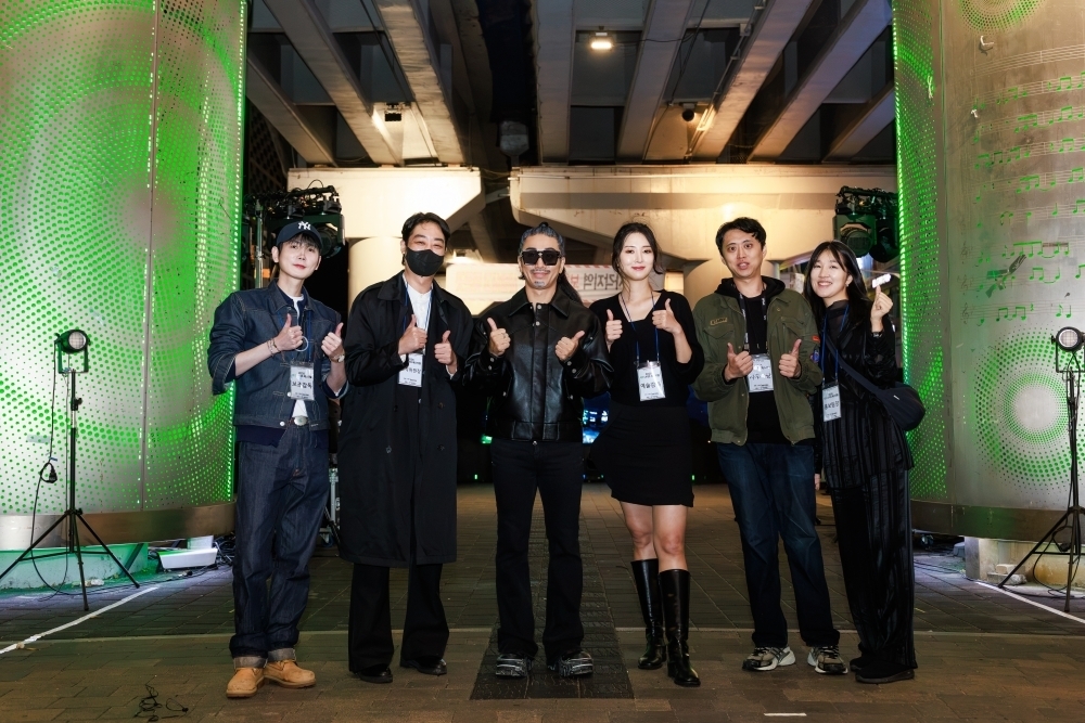 사회연대경제기업 (주)이든피플 스텝들이 김와일드욱과 기념촬영을 하고 있다. (사진제공=이든피플)