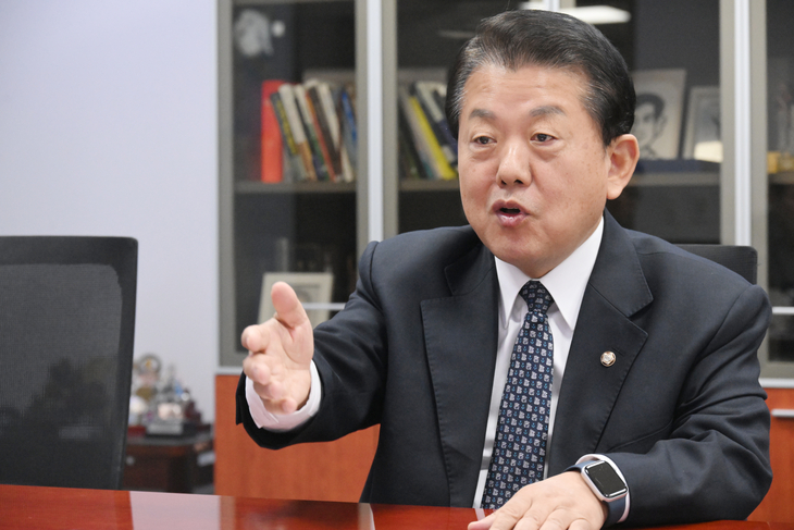 대통령 국방정책특별보좌관을 겸하고 있는 김병주 더불어민주당 의원이 지난 4월 2일 국회 의원회관에서 서울신문과 인터뷰하고 있다. 안주영 전문기자