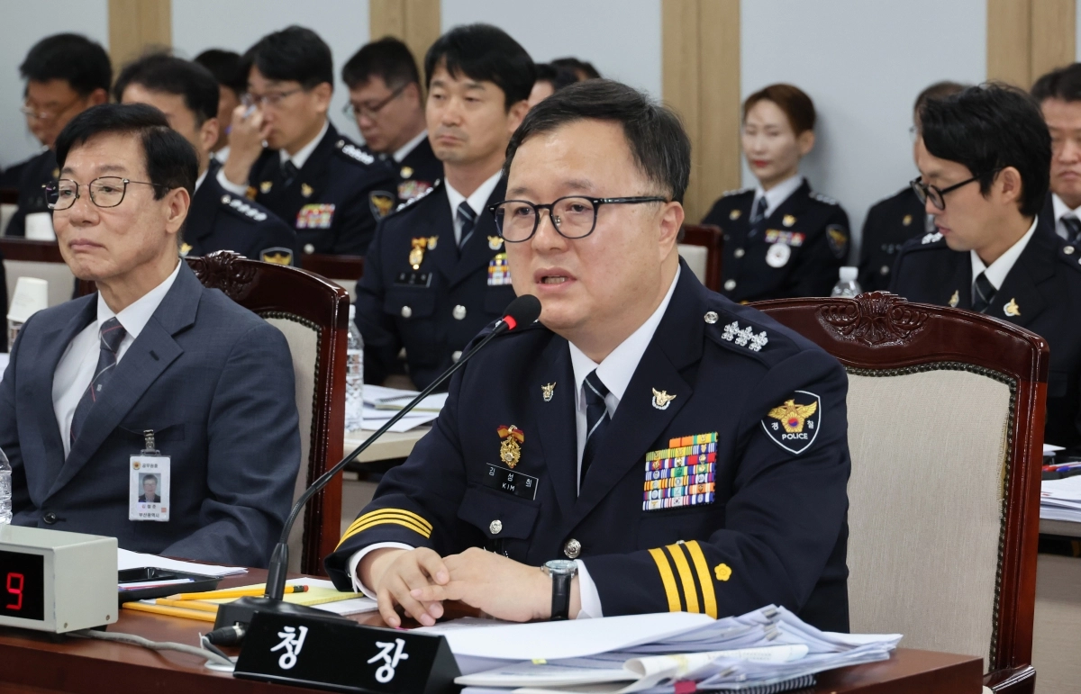 김성희 부산경찰청장이 21일 부산경찰청에서 열린 국회 행정안전위원회의 부산경찰청에 대한 국정감사에서 의원 질의에 답변하고 있다. 연합뉴스