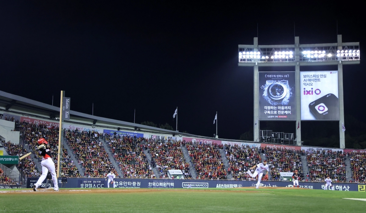 20일 KBO 프로야구 포스트시즌 준플레이오프 3차전 KIA 타이거즈와 LG 트윈스의 경기가 열리는 서울 잠실야구장에서 LG 선발 투수 카라스코와 KIA 카스트로가 그라운드에 들어서 있다. 2026.10.20              연합뉴스
