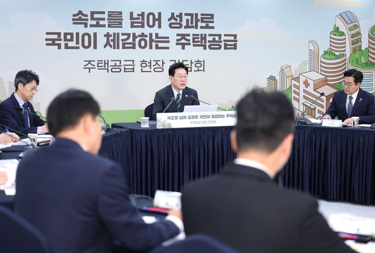 이재명 대통령이 지난 20일 인천 계양 공공주택지구에서 열린 주택공급현장 간담회에서 발언을 하고 있다. 인천 연합뉴스