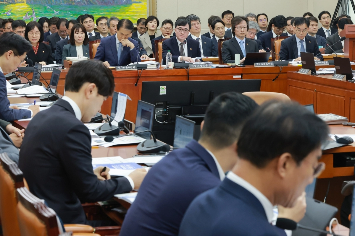 임기근 국무조정실장이 21일 국회 정무위원회의 비금융 분야 종합감사에서 의원 질의에 답변하고 있다. 임 실장 왼쪽은 권오을 국가보훈부 장관, 오른쪽은 주병기 공정거래위원장. 연합뉴스
