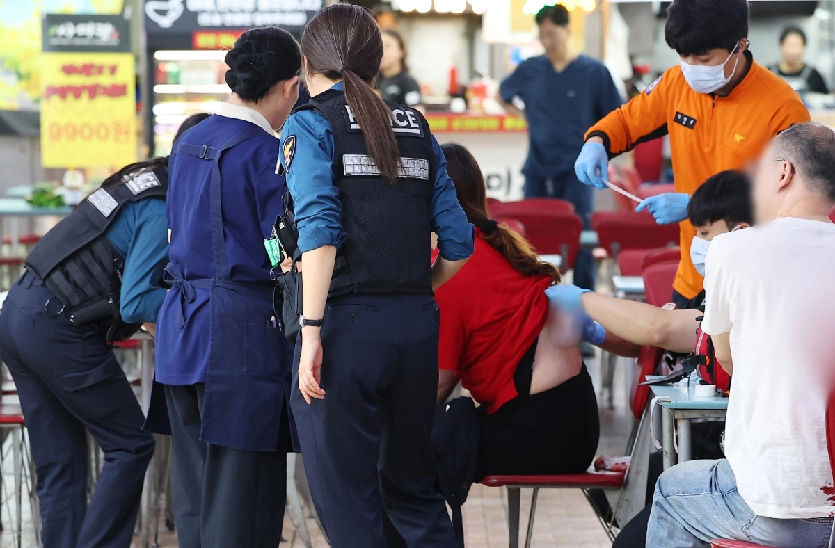 지난 13일 홈플러스 인천 구월점이 입점해 있는 대형 상업시설에서 칼부림 사건이 발생해 부상자들이 응급치료를 받고  있다. 연합뉴스