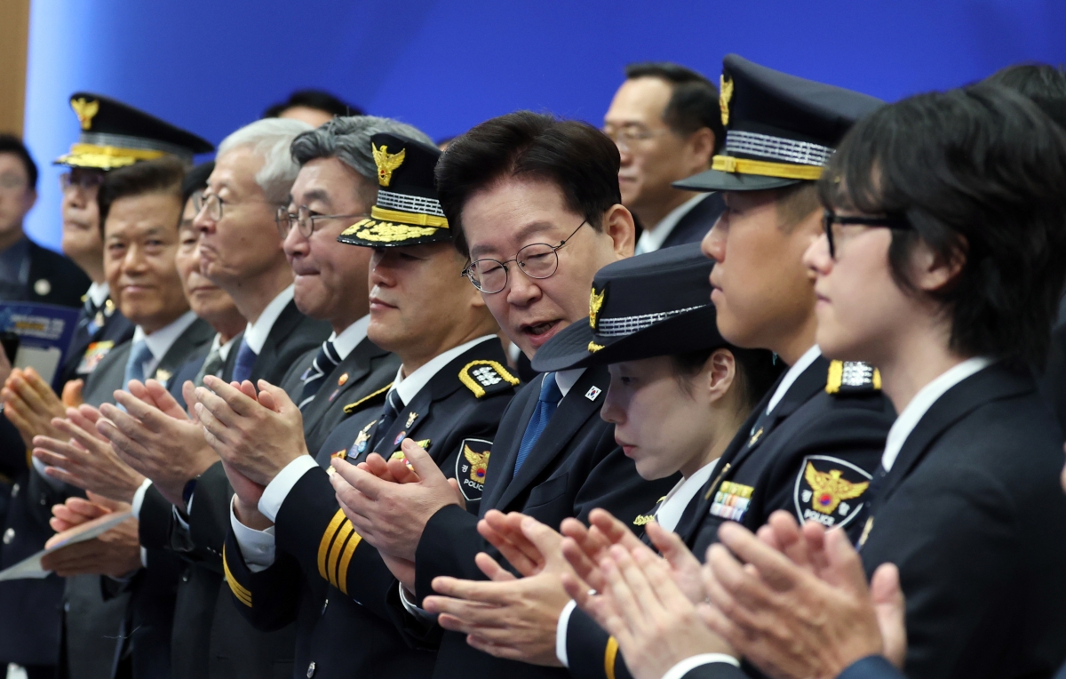 이재명 대통령이 21일 서울 서대문구 경찰청에서 열린 81주년 경찰의 날 기념식에 참석해 손뼉을 치고 있다. 이 대통령은 기념사에서 “형사사법 체계가 전면 개편되면서 경찰의 권한이 어느 때보다 막중해진 만큼 경찰의 책임도 더 커졌다는 사실을 명심해야 한다”고 말했다. 오른쪽은 이날 ‘올해의 경찰영웅’으로 선정된 고 김선현 경감의 딸 김성은 경장. 연합뉴스