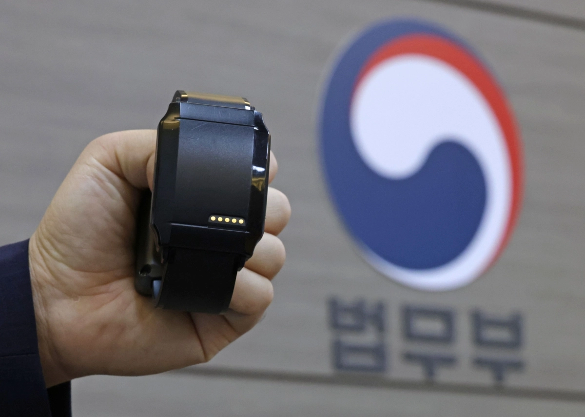 인천 대형 상업시설에서 전자발찌를 찬 50대 남성의 흉기 난동과 관련 법무부가 전자감독 관리 과정에 대한 사과 입장을 발표한 가운데 14일 서울 동대문구 휘경동에 위치한 법무부 위치추적중앙관제센터에서 직원이 전자발찌를 보이고 있다.2026.10.14. 연합뉴스