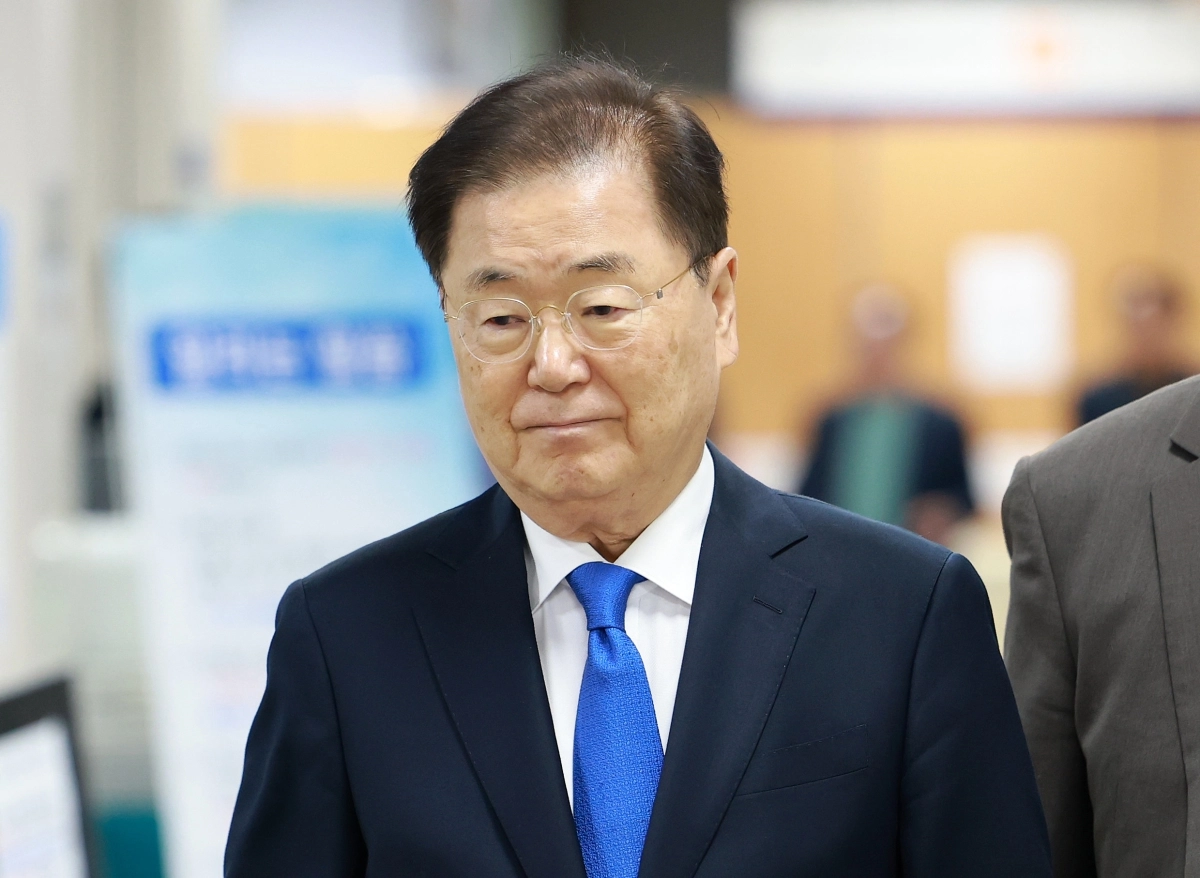 탈북어민 강제북송 혐의로 재판에 넘겨진 정의용 전 청와대 국가안보실장이 21일 오후 서울 서초구 서울고법에서 열린 항소심 선고 공판에 출석하고 있다. 뉴시스