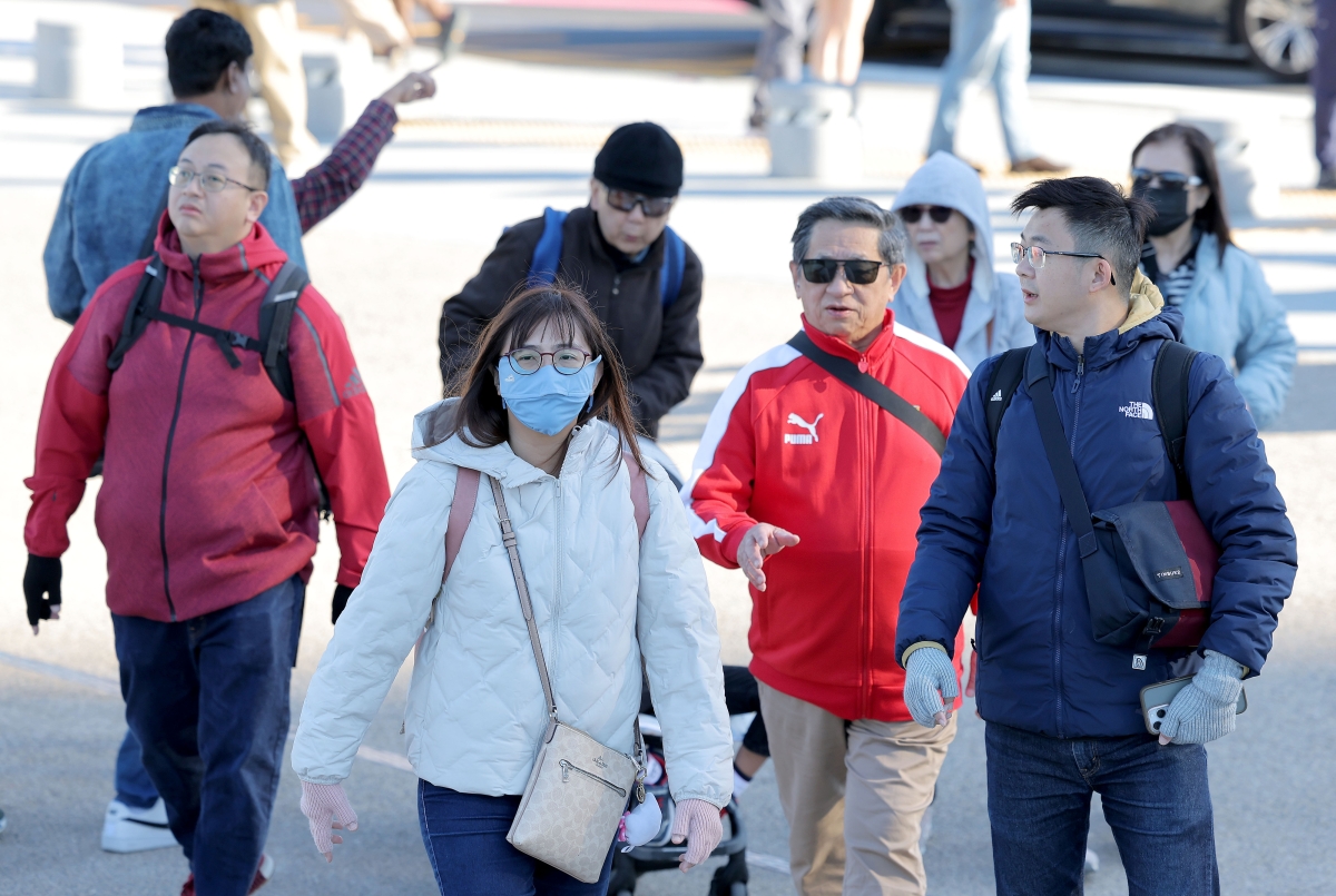 쌀쌀한 날씨가 이어진 21일 서울 경복궁에서 외국인 관광객들이 두꺼운 옷차림을 한 모습. 연합뉴스