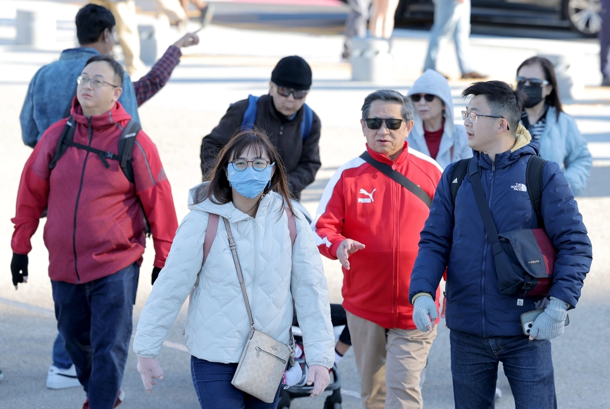 쌀쌀한 날씨가 이어진 21일 서울 경복궁에서 외국인 관광객들이 두꺼운 옷차림을 한 모습. 연합뉴스