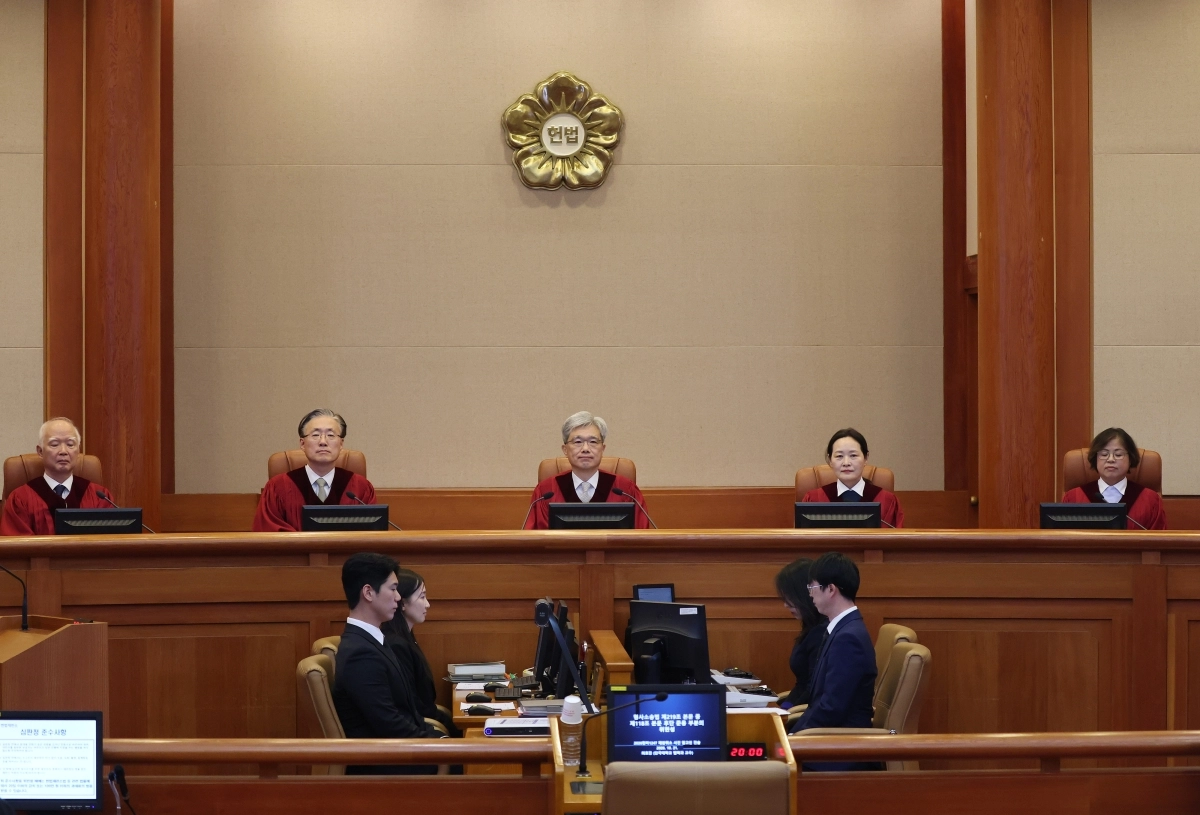 김상환 헌법재판소장과 헌법재판관들이 21일 서울 종로구 헌법재판소 심판정에서 열린 ‘압수수색 영장사본 미교부’ 재판소원 변론을 위해 착석해 있다. 연합뉴스