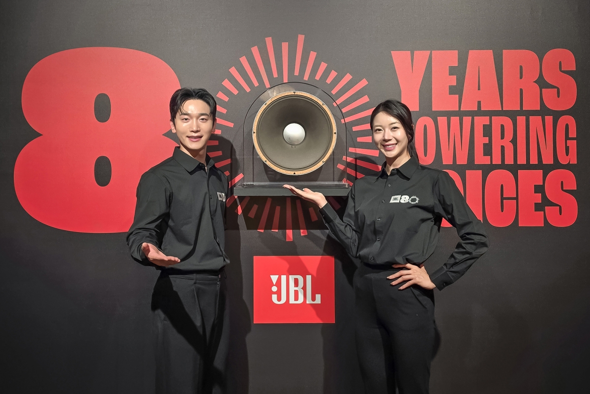 삼성전자가 21일 서울 강남구 프로젝트 스페이스 라인에서 하만의 대표 오디오 브랜드 JBL 80주년과 바워스앤윌킨스 60주년 기념행사를 연 가운데 모델들이 JBL 80주년 기념 로고를 소개하고 있다. 삼성전자 제공