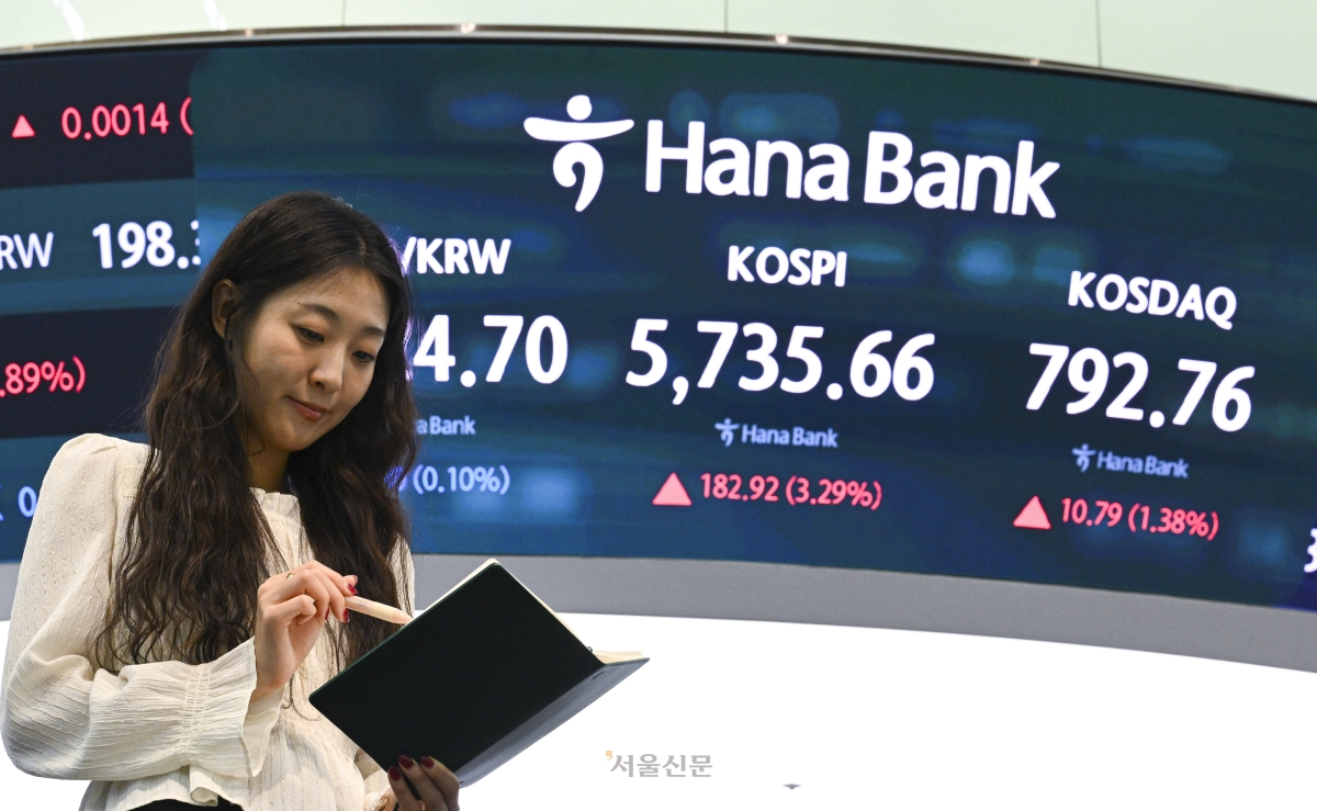 21일 서울 중구 하나은행 본점 딜링룸에 종가가 표시돼 있다. 이날 코스피는 전장 대비 182.92p(3.29%) 오른 5735.66에, 코스닥은 10.79p(1.38%) 오른 792.76에 거래를 마쳤다. 2026.10.21. 이지훈 기자