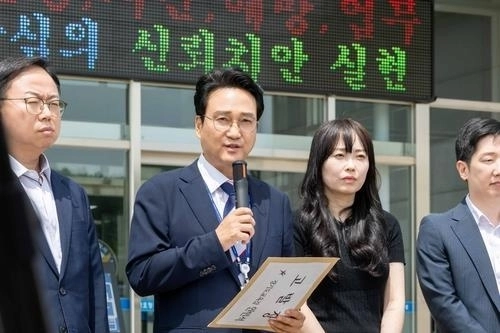 고발장 제출하는 안민석 경기도교육감. 연합뉴스
