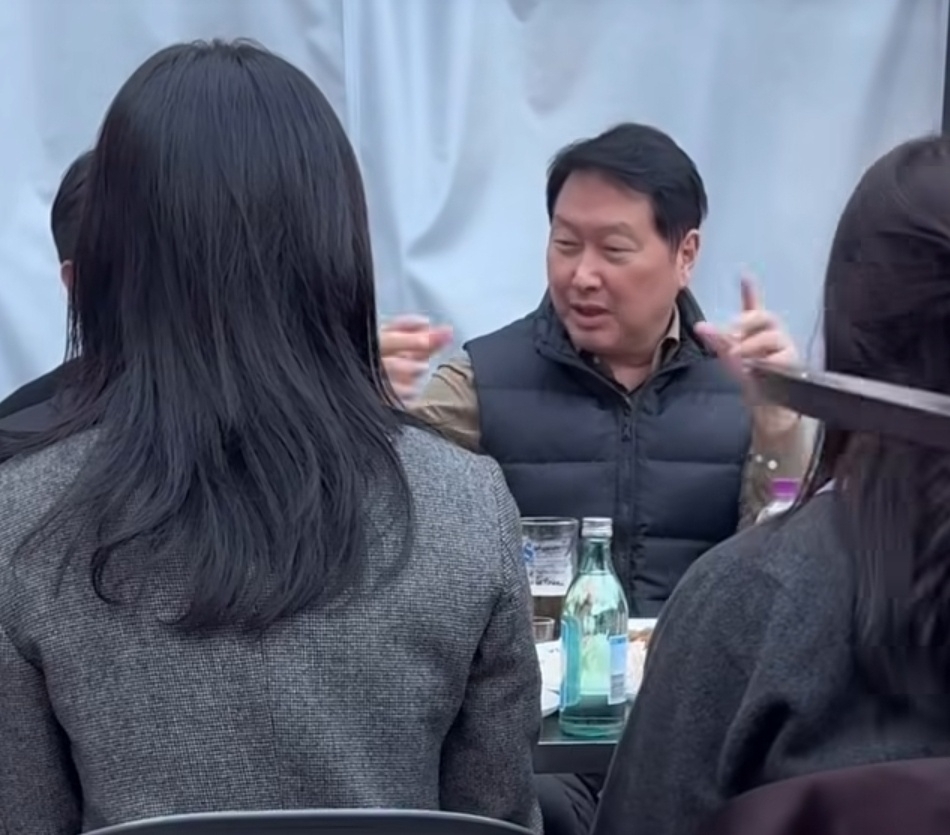 최태원(왼쪽) SK그룹 회장이 21일 서울 중구 을지로에서 직원들과 식사를 하고 있다. 인스타그램 캡처