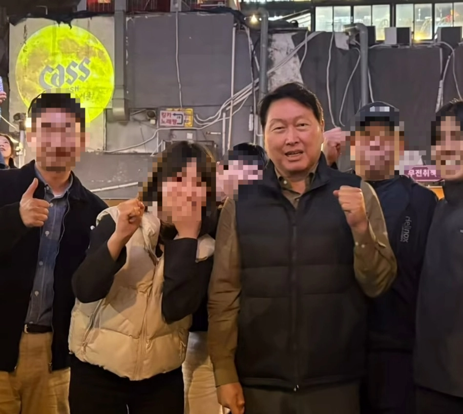 최태원(왼쪽) SK그룹 회장이 21일 서울 중구 을지로에서 직원들과 식사를 하던 중 시민들과 사진을 찍어주고 있다. 인스타그램 캡처