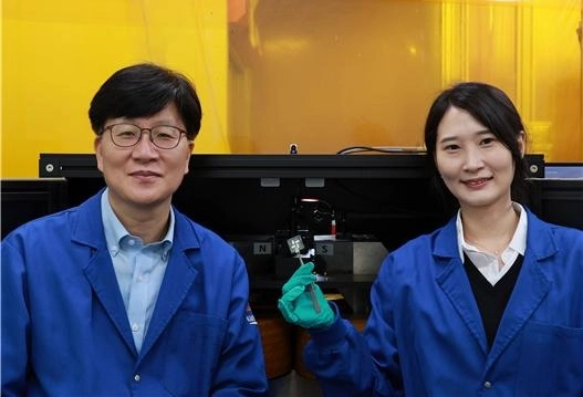 자기장 전계발광 측정 장치 및 청색 인광 OLED 샘플과 함께 한 유승협 카이스트 교수(좌)와 지정민 박사  카이스트 제공