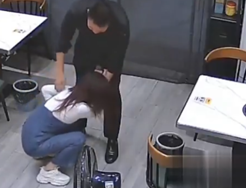 중국에서 남편과 포옹한 아내가 갈비뼈 5개가 부러진 사연이 전해져 눈길을 끌고 있다. 웨이보