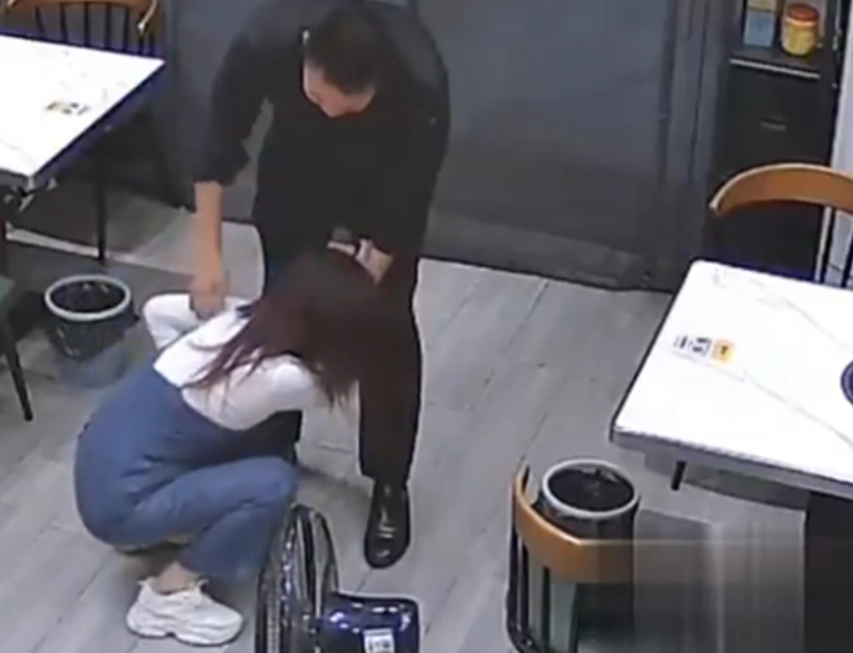 중국에서 남편과 포옹한 아내가 갈비뼈 5개가 부러진 사연이 전해져 눈길을 끌고 있다. 웨이보