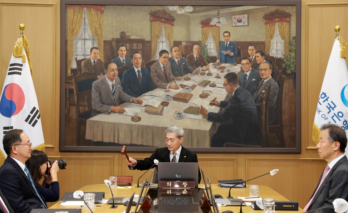 신현송 한국은행 총재가 22일 서울 중구 한국은행에서 열린 금융통화위원회 회의에서 의사봉을 두드리고 있다. 사진공동취재단