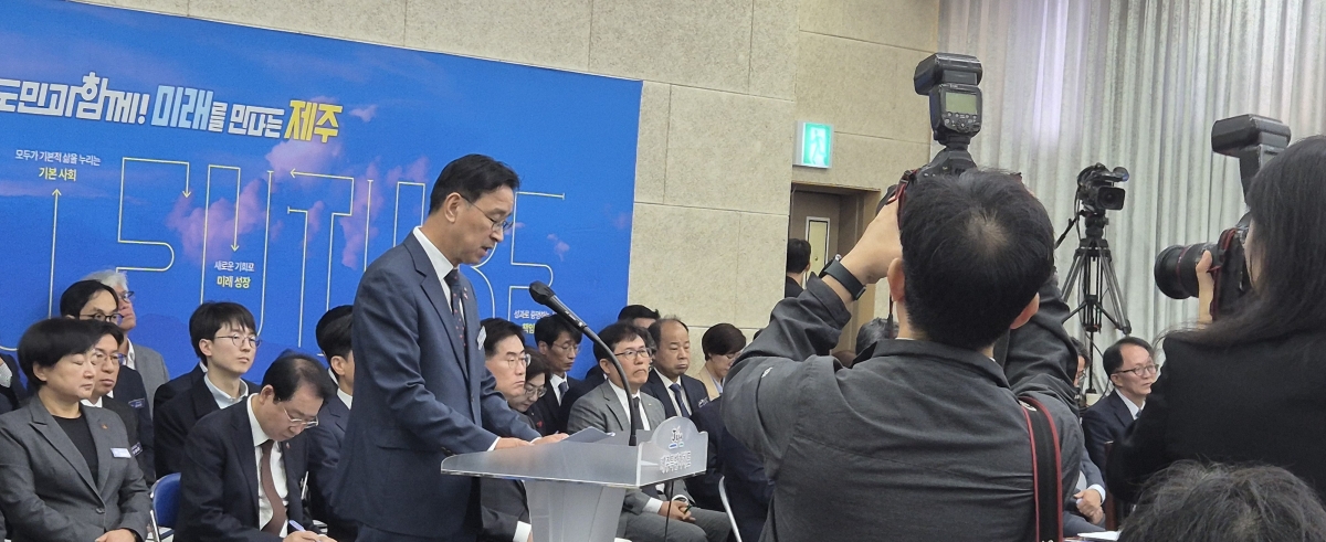 위성곤 제주지사가 22일 제주도청에서 열린 국회 행정안전위원회 국정감사에서 주요 현안에 대한 질의에 앞서 인사를 하고 있다. 제주 강동삼 기자