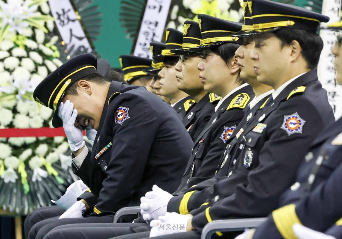 19일 오전 경기 부천시 부천실내체육관에서 故김진석 소방위 영결식이 진행되고 있다. 동료 소방대원들이 눈물을 흘리고 있다.  2026.10.19 도준석 전문기자