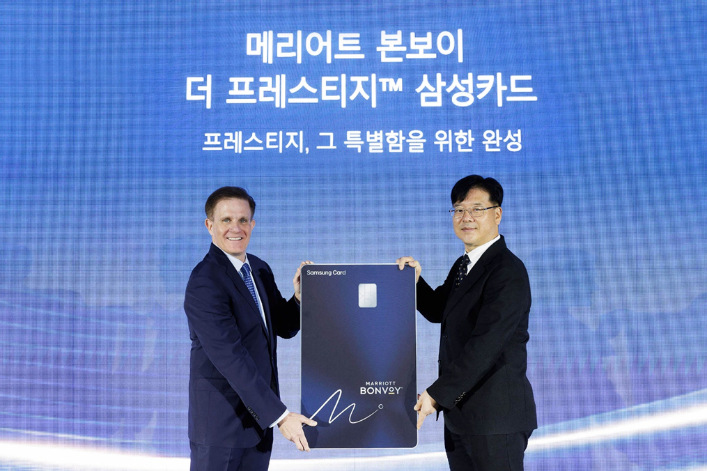 22일 서울 강남구 엔헤이븐에서 열린 ‘메리어트 본보이 더 프레스티지TM 삼성카드’ 출시 기념 행사에서 김대순(오른쪽) 삼성카드 마케팅본부장(부사장), 존 투미(왼쪽) 메리어트 인터내셔널 아시아 태평양 부문 부사장이 메리어트 본보이 더 프레스티지 삼성카드를 소개하고 있다. 삼성카드 제공