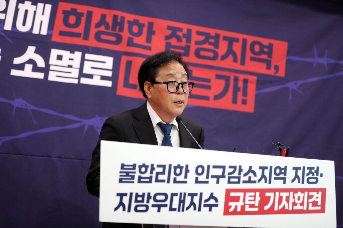 최상기 인제군수가 22일 오전 강원 춘천시 강원도청 브리핑룸에서 기자회견을 열고 인구감소지역 지정과 지방우대지수 평가에서 잇따라 불이익을 받게 된 것에 대해 정부에 제도 개선을 촉구하고 있다. 2026.10.22 연합뉴스