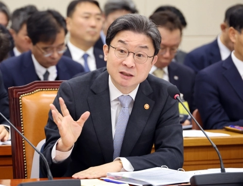 이억원 금융위원장이 22일 국회에서 열린 정무위원회 국정감사에서 위원 질문에 답하고 있다.  연합뉴스