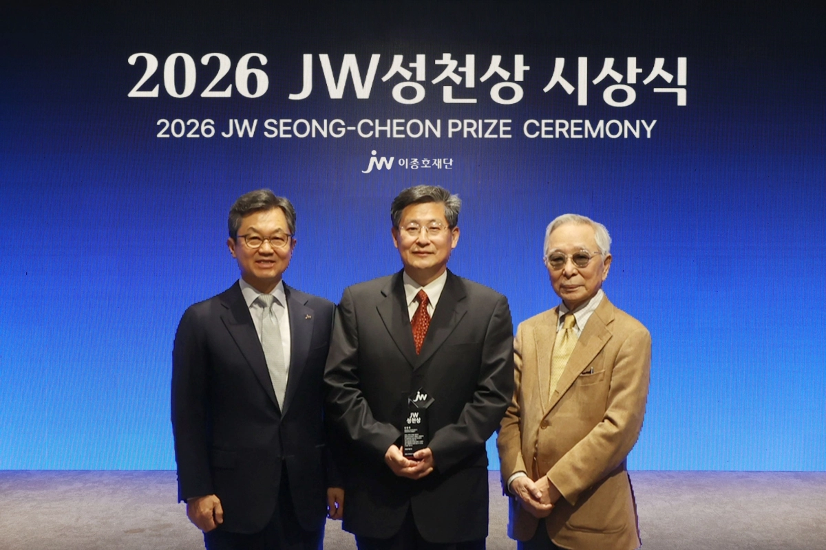 JW이종호재단이 21일 경기도 과천시 소재 JW사옥에서 ‘2026 JW성천상 시상식’을 개최하고, 김용민 충북대 의과대학 명예교수(67)에게 상금 1억원과 상패를 수여했다.