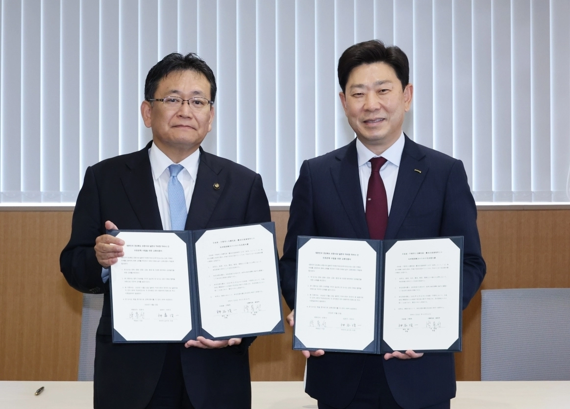 박용선 경북 포항시장(오른쪽)이 카미야 슌이치 치바시장과 교류의향서에 서명한 뒤 기념사진을 찍고 있다. 포항시 제공
