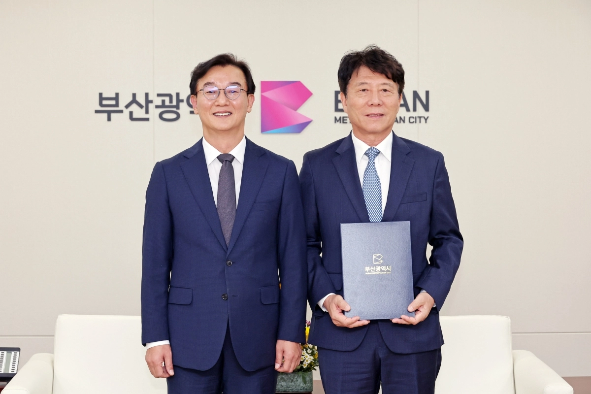 김태호 부산교통공사 신임 시장(오른쪽)이 지난 21일 전재수 부산시장으로부터 임명장을 받은 뒤 기념 촬영을 하고 있다. 부산시 제공