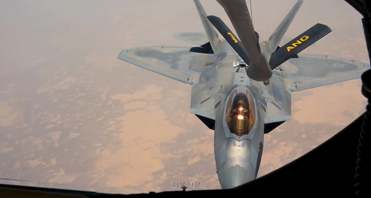 미 공군 F-22 랩터 스텔스 전투기가 중동 상공에서 비행 임무를 수행하는 가운데 KC-135 스트래토탱커 공중급유기로부터 공중급유를 받고 있다. CENTCOM X 캡처