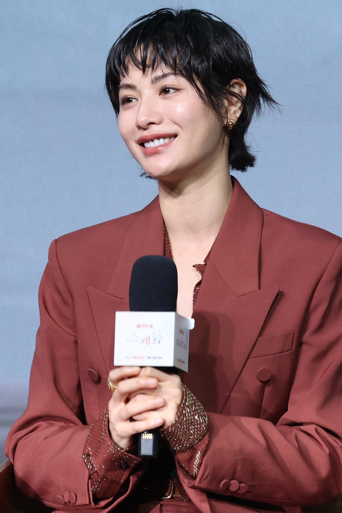질문 듣는 나나
