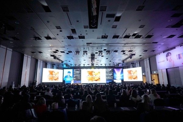 지난 10월 18일 서울 그랜드 워커힐에서 열린 9th ICLAS Seoul 2026 및 제2회 대한미용기능의학회 학술대회에서 국내외 의료진이 강연을 듣고 있다.