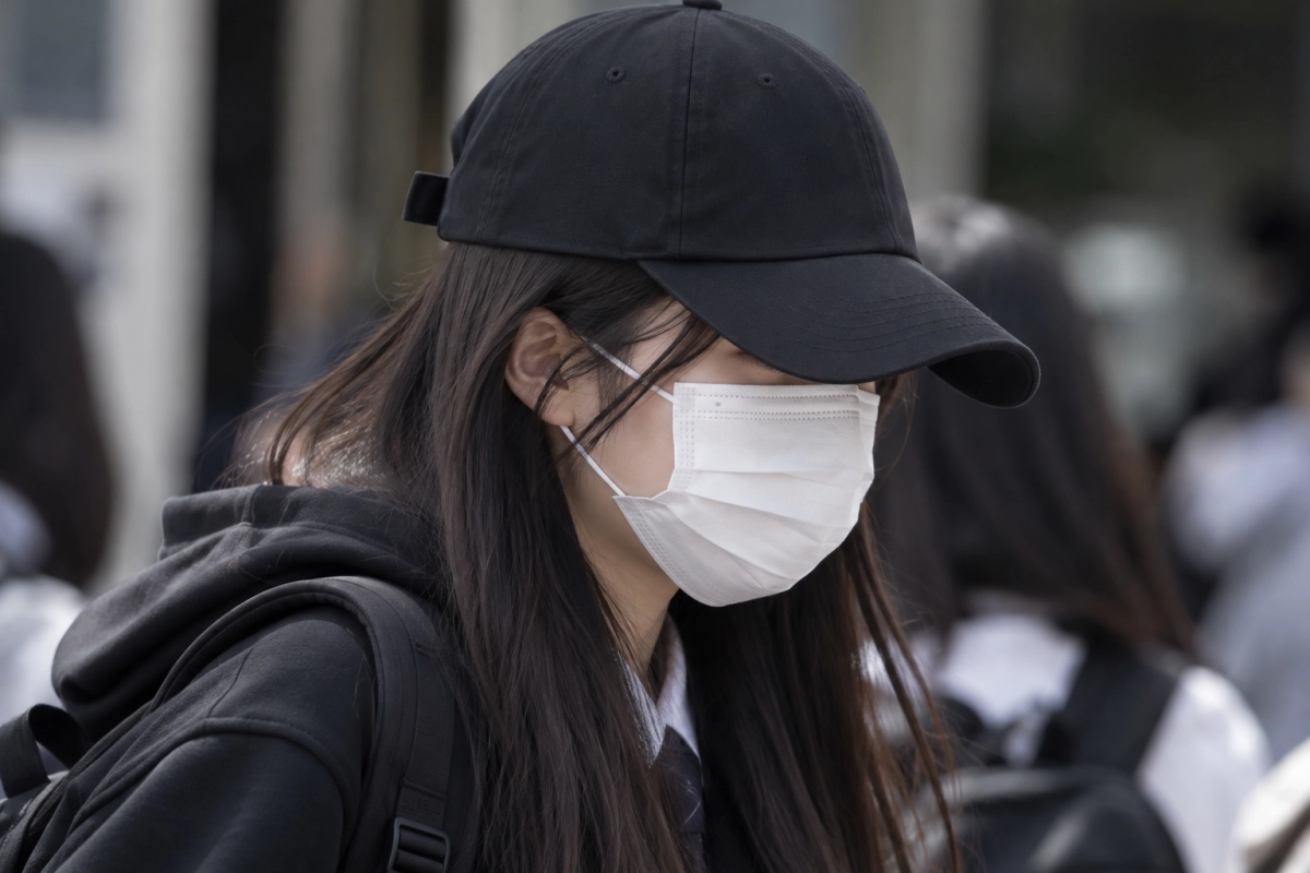 모자와 마스크를 착용한 채 학교에 가는 여고생을 생성형 인공지능(AI) 챗GPT가 그린 이미지.