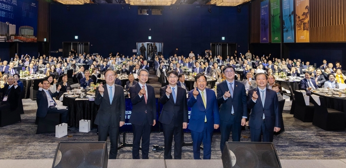 ‘2026년 발전후원의 밤’ 참석자들이 기념사진을 촬영하고 있다. 배희준 분당서울대병원 공공부원장, 천석규 천일식품(주) 대표, 전영태 분당서울대병원장, 손주은 메가스터디그룹 회장, 최휘영 문화체육관광부 장관, 김태우 분당서울대병원 진료부원장(왼쪽부터)