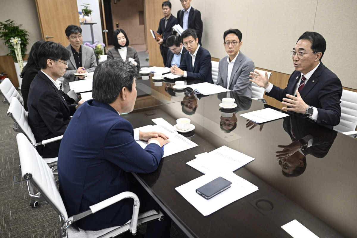 박수현 충남지사가 22일 대통령직속 지방시대위원회를 방문해 박정현 위원장에게 지역균형발전과 미래 성장동력 확보를 위한 주요 현안을 설명하고 있다. 도 제공