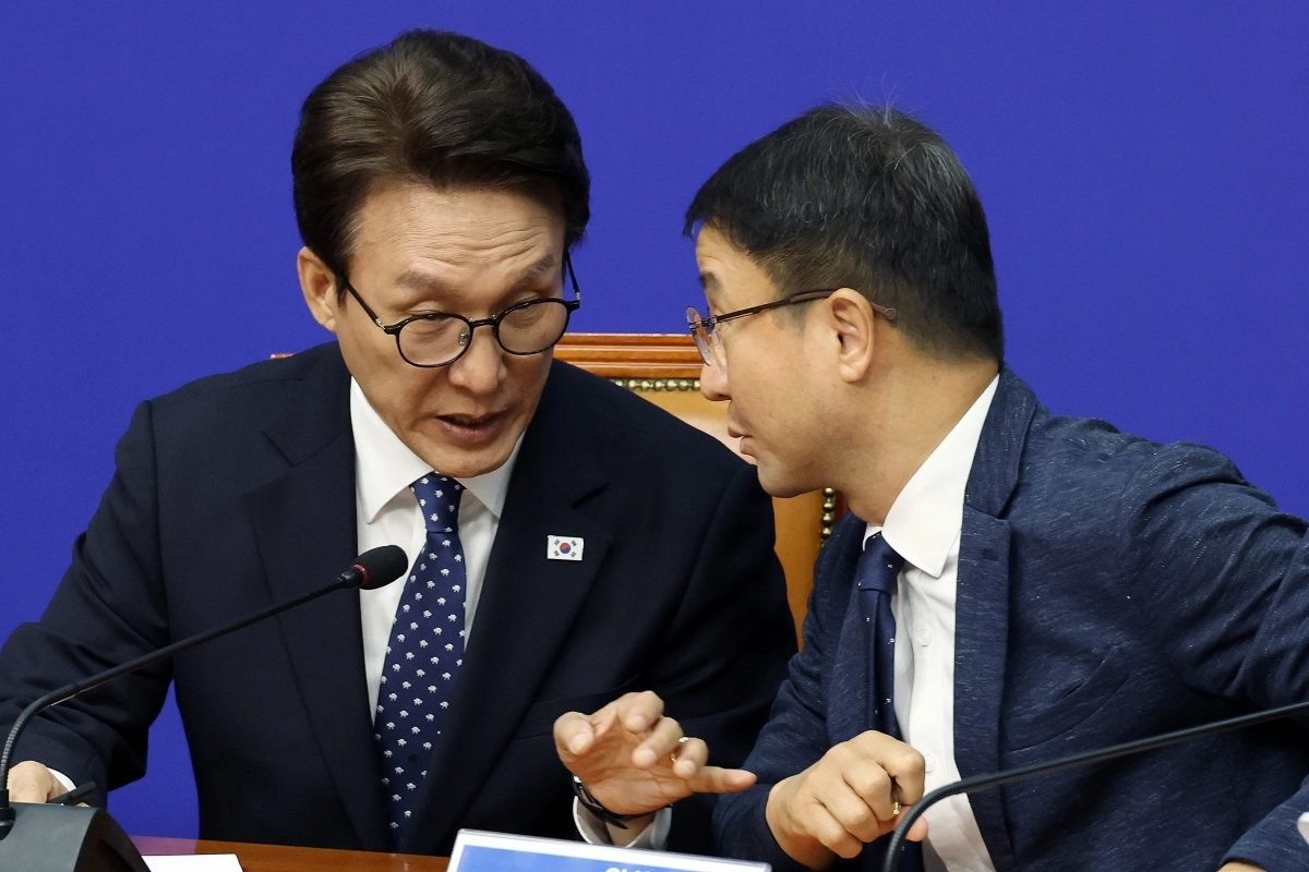 더불어민주당 김민석(왼쪽) 대표와 한병도 원내대표가 지난 21일 국회에서 열린 최고위원회의에서 대화를 나누고 있다. 연합뉴스