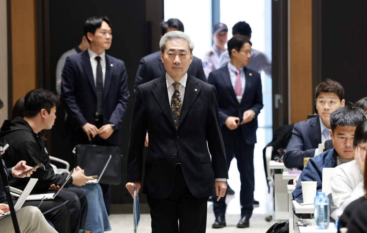 신현송 한국은행 총재가 22일 서울 중구 한국은행에서 열린 금융통화위원회 통화정책방향 기자간담회에 참석하기 위해 걸어가고 있다. 사진공동취재단