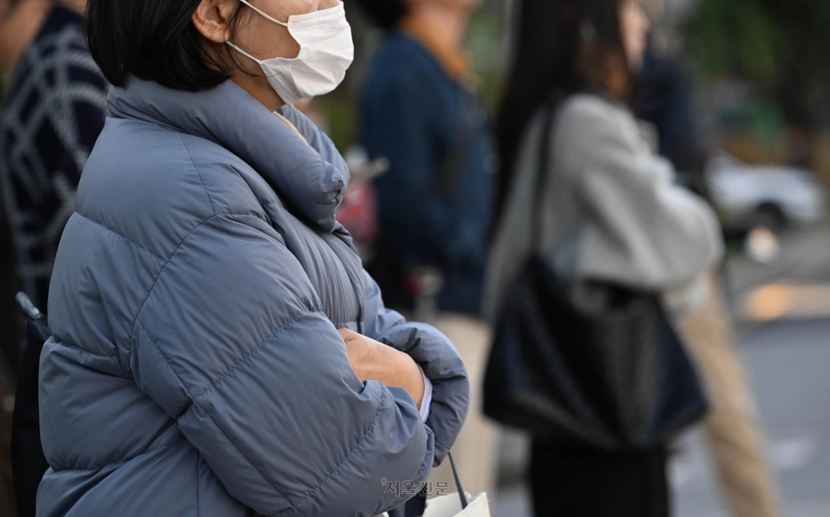 기온이 급격히 떨어져 추운 날씨를 보인 22일 서울 광화문 사거리를 지나는 사람들이 걸음을 재촉하고 있다. 도준석 전문기자