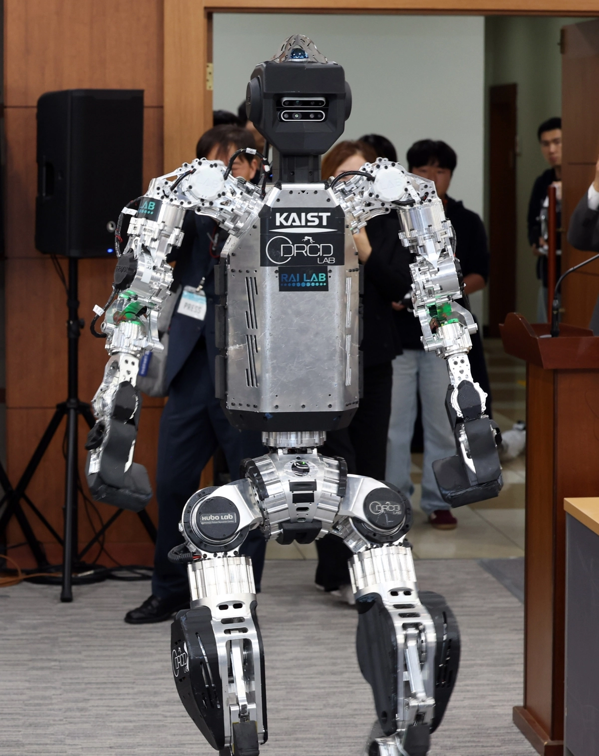 국감장에 KAIST 휴머노이드 로봇 등장