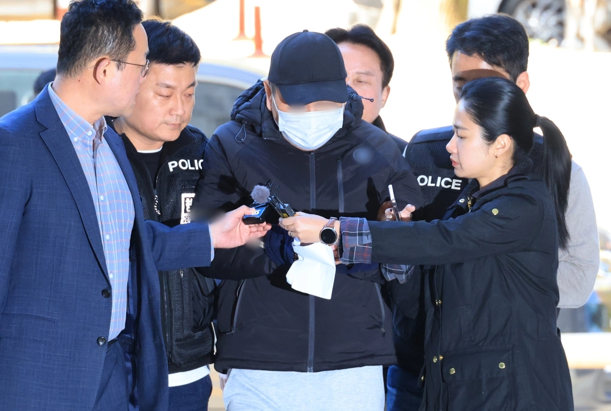 지난 20일 서울 강남구 역삼동 빌딩 두 곳에 불을 질러 20명 가까이 다치게 한 피의자 A씨가 22일 구속 전 피의자 심문에 참석하기 위해 서울 서초구 중앙지법으로 들어서고 있다.