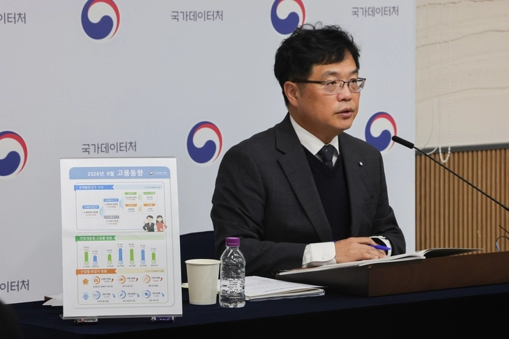 신생기업 창업에 9년만에 최소치를 기록했다는 국가데이터처 통계가 나왔다. 사진은 빈현준 데이터처 사회통계국장이 지난 16일 청년고용이 부진한 결과가 담긴 9월 고용동향을 발표하는 모습.  연합뉴스