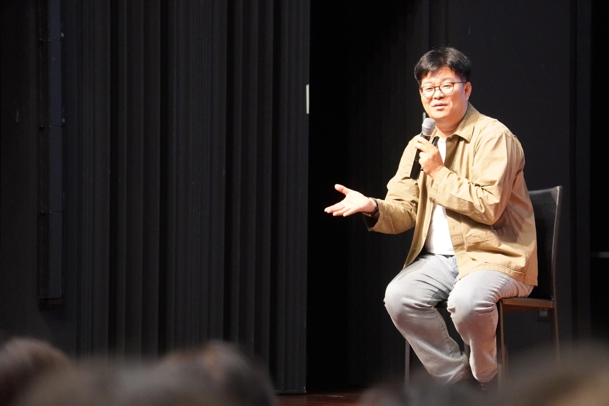 뇌과학과 다양한 학문의 경계를 넘나들며 인간 본성에 대한 깊은 통찰을 제시하는 정재승 카이스트(KAIST) 교수가 강연하는 모습. 그는 ‘인공지능이 휩쓸고 지나간 자리, 우리는 어떻게 살아야 하는가’란 질문을 놓고 나눈 40개의 서늘한 대화들을 신간에 담았다. 어크로스 제공