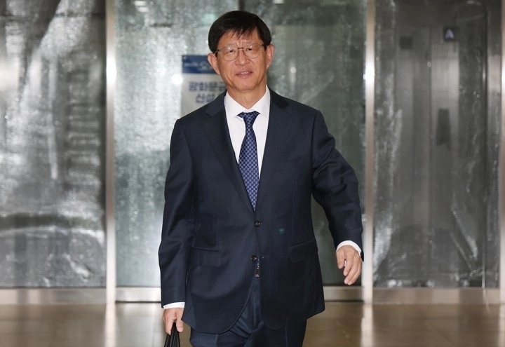 국회 법제사법위원회가 22일 전체회의를 열어 최길수 특별감찰관 후보자 인사청문 경과 보고서를 채택했다. 최 후보자가 이날 서울 종로구 특별감찰관 사무실로 들어서고 있다.  연합뉴스