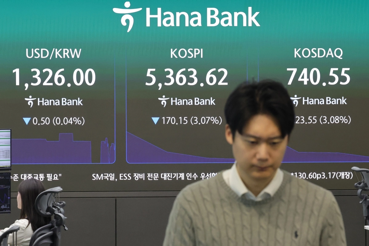 23일 서울 중구 하나은행 본점 딜링룸 현황판에 원/달러 환율, 코스피, 코스닥 지수가 표시돼 있다. 이날 코스피는 전 거래일 대비 130.60포인트(2.36%) 내린 5,403.17로, 코스닥 지수는 전장보다 15.78포인트(2.07%) 내린 748.32로 출발했다. 2026.10.23. 연합뉴스