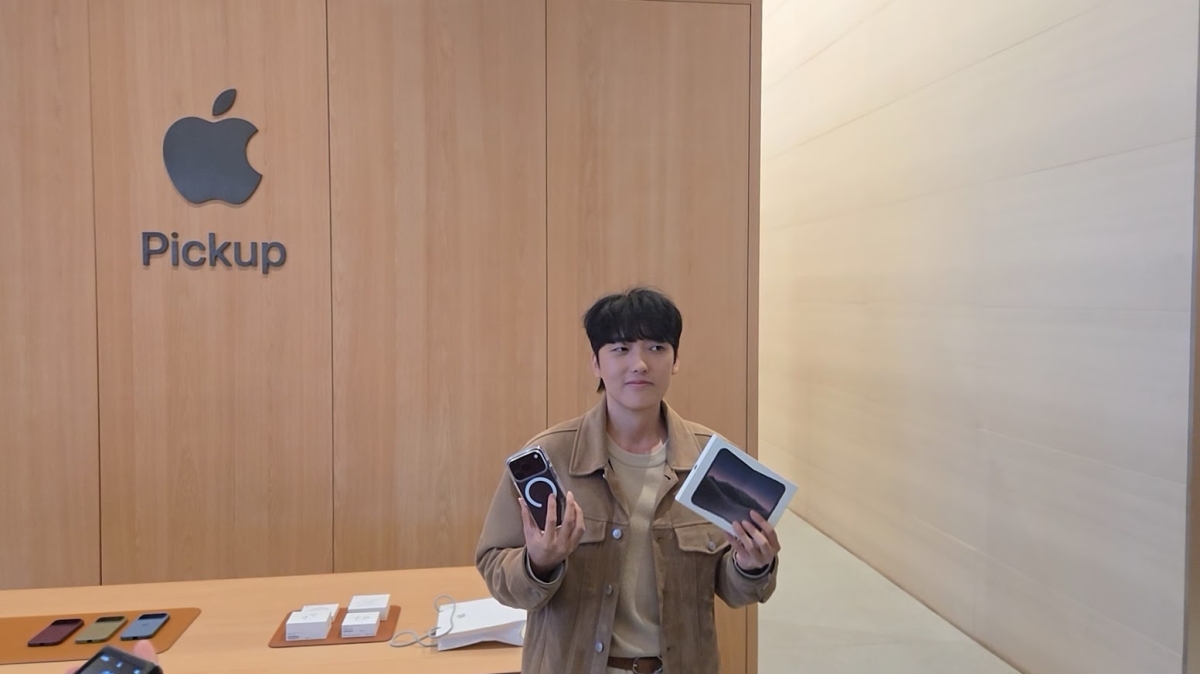 23일 서울 중구 애플 명동에서 아이폰 듀오 1호 구매자 박성건씨가 포즈를 취하고 있다. 송수연 기자