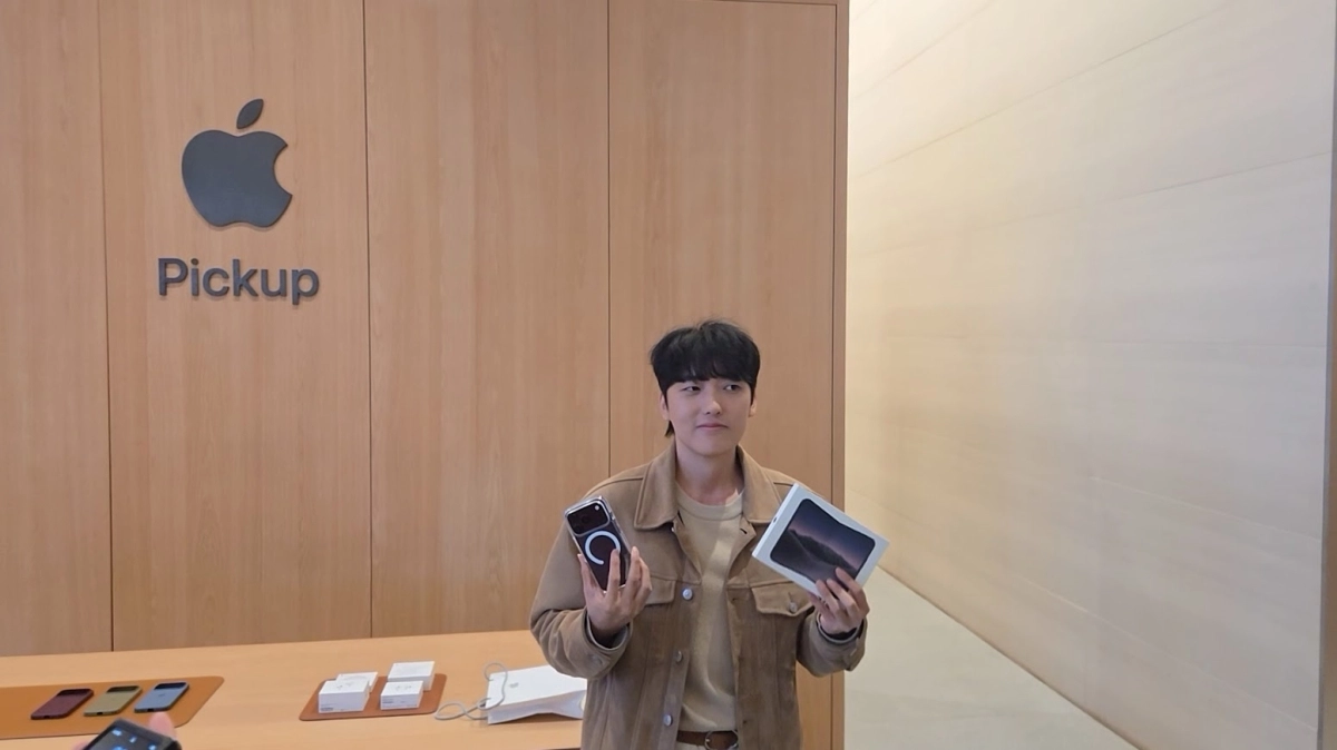 23일 서울 중구 애플 명동에서 아이폰 듀오 1호 구매자 박성건씨가 포즈를 취하고 있다. 송수연 기자