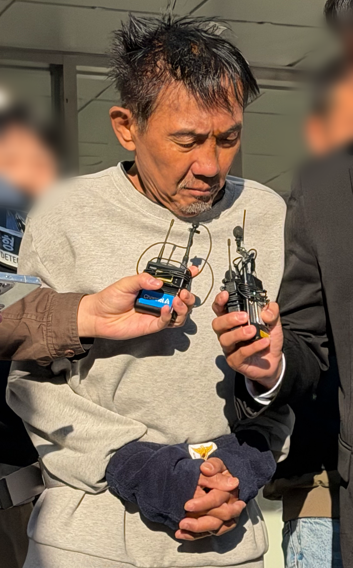 인천 대형 상업시설에서 흉기난동을 벌여 살인미수 혐의로 구속된 최충락이 23일 오전 인천 남동경찰서에서 인천지방공소청으로 송치되고 있다. 2026.10.23 뉴스1